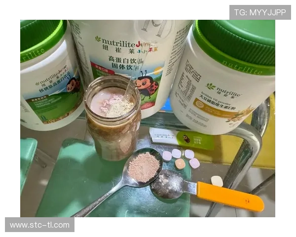 扎克拉文家的冰箱里塞满了蛋白粉，连瓶冰可乐都找不到